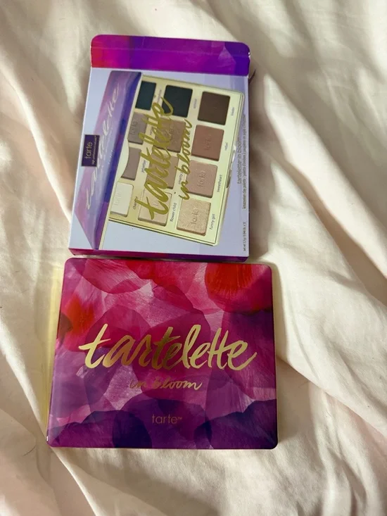 tarte Tartelette in Bloom Eyeshadow Palette - Purple & Gold Packaging - Picture 3 of 4